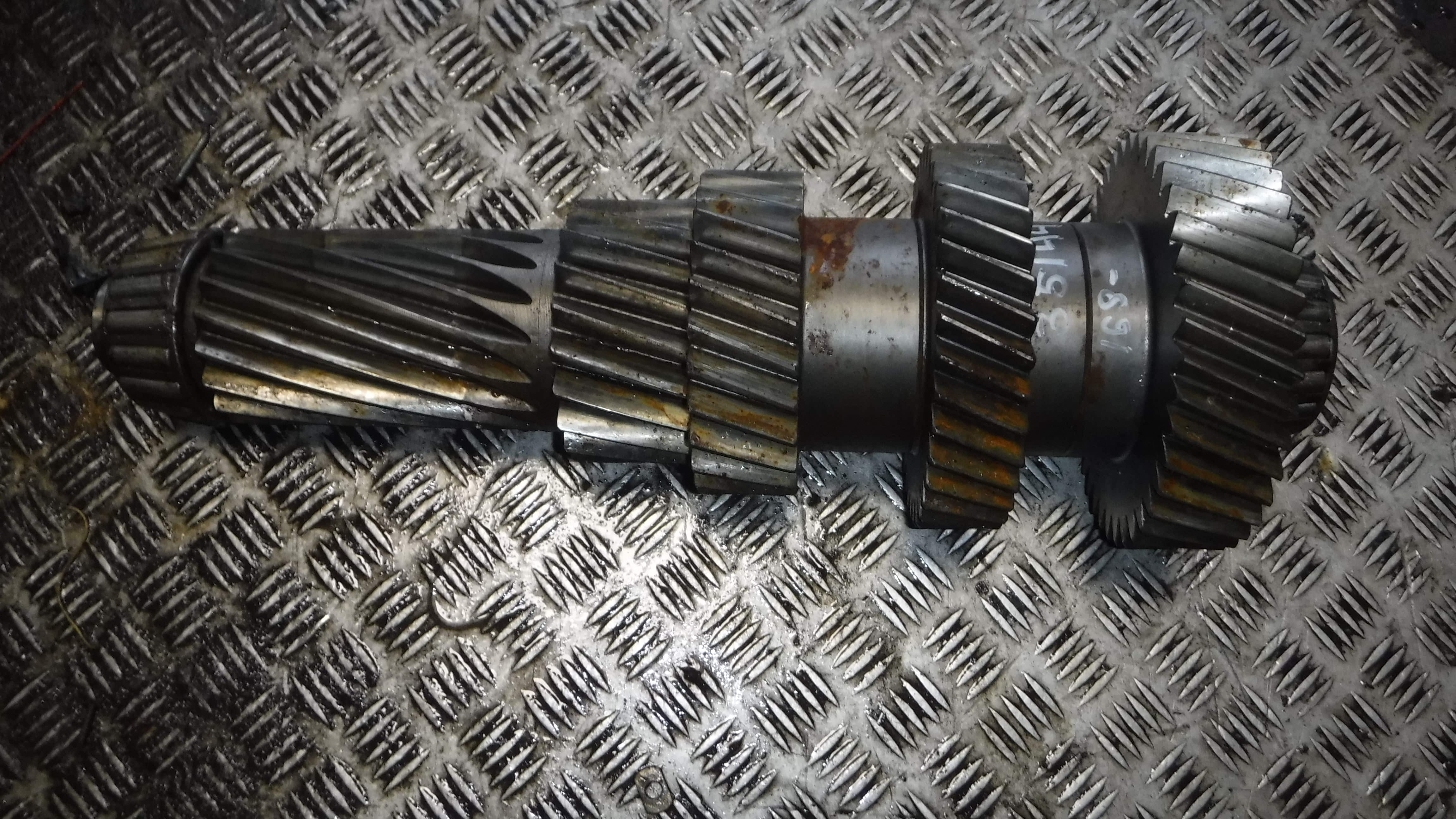 Вал промежуточный КПП 1316303058 1393880 Ивеко IVECO EuroTech 16S151 16S181